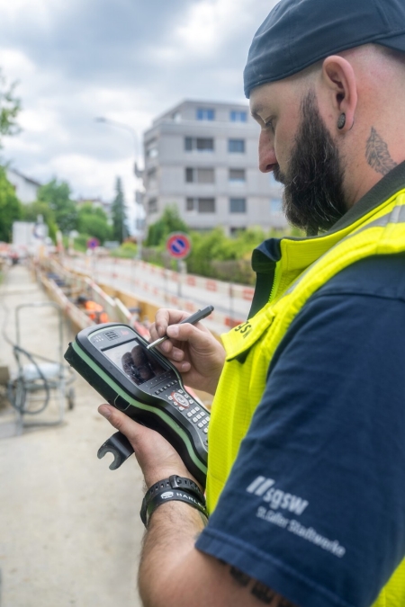 Beim Messvorgang sind moderne GPS- und Tachymeter-Systeme im Einsatz.